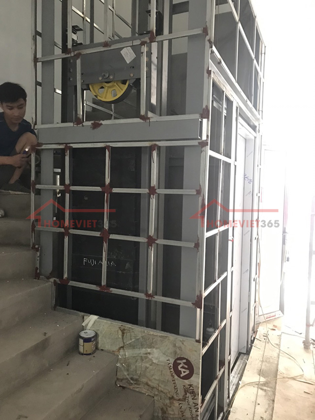 hàn khung sắt trước khi ốp pvc thang máy